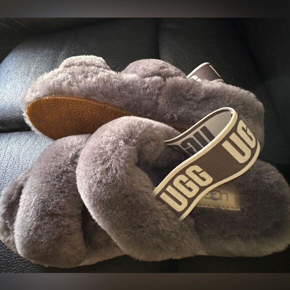 UGG Brand New Fluff Yeah Slide
Sandals Size 5 - Gray - Picture 12 of 17
